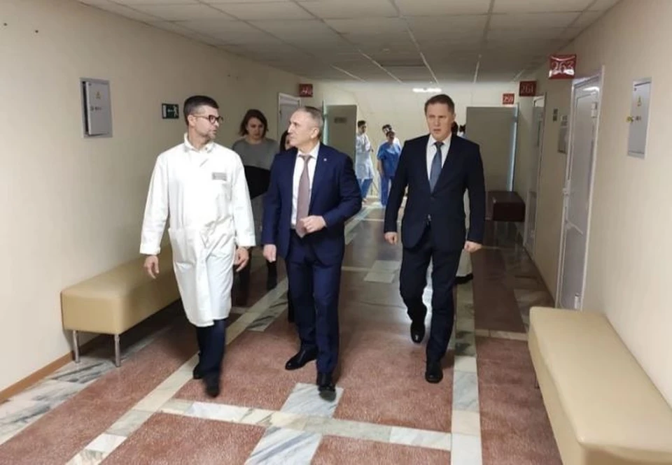 Александр Моор похвалил работающих с эвакуированными россиянами тюменских медиков. Фото со странички Александра Моора.