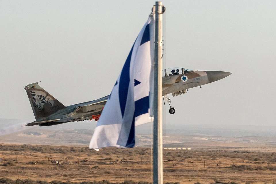 Взлет истребителя F-16 военно-воздушных сил Израиля.