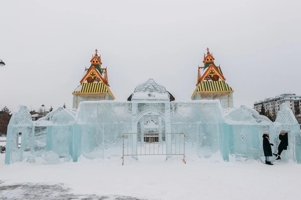 В Тюмени из-за плюсовой температуры демонтируют ледяной дворец. Фото - администрация города.