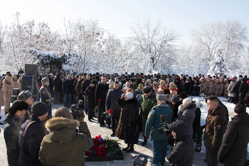 У памятника герою ДНР прошел митинг-реквием «Герои никогда не умирают».