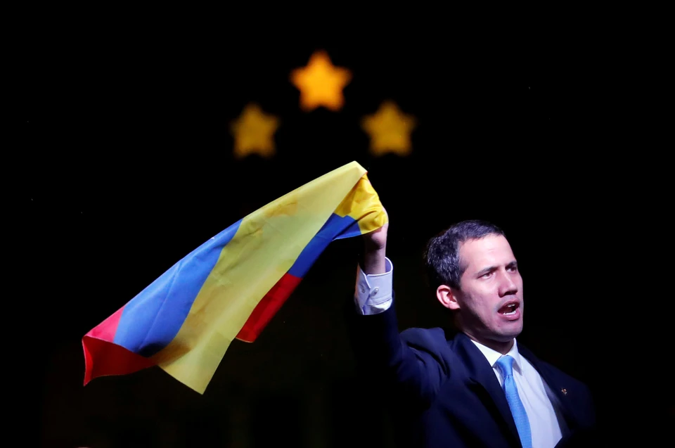 Хуан Гуайдо с флагом Венесуэлы в Мадриде.