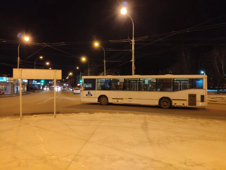 Женщина не удержалась на ногах во время резкого торможения