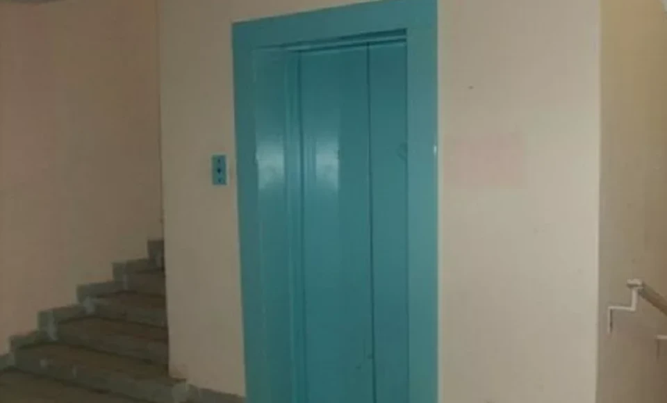 Сами дети уверяют, что зашли в подъезд, чтобы погреться.