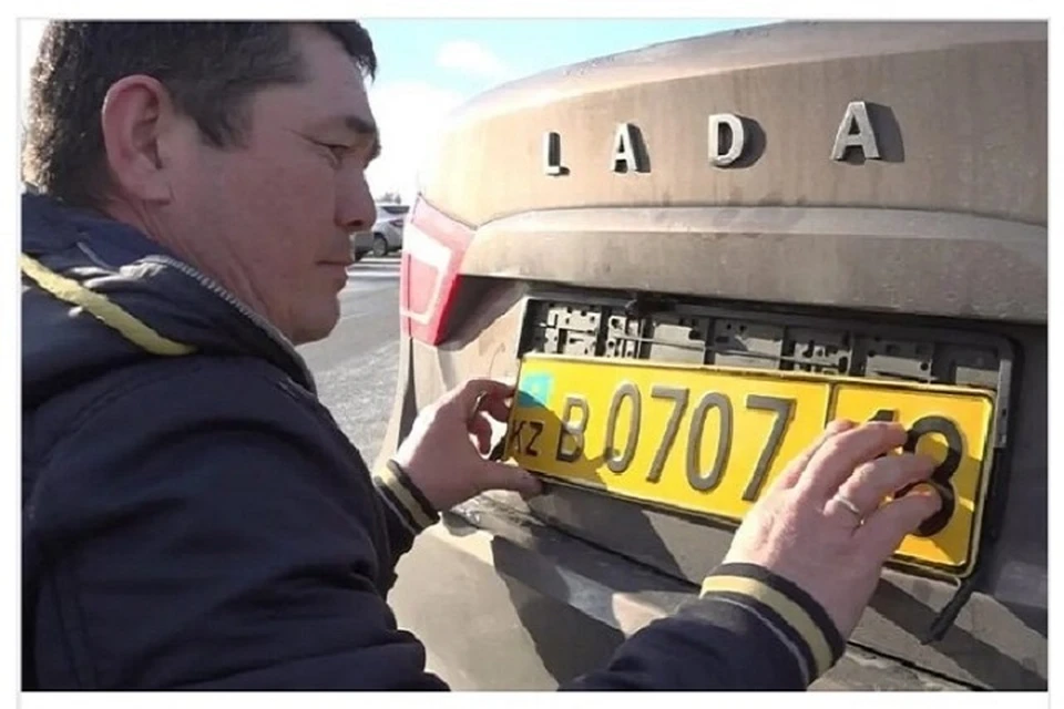 Ануар Шаймарданов, первый владелец авто с иностранными номерами в ЗКО, зарегистрировавший свою машину. Фото взято из группы Уральск в ОК.