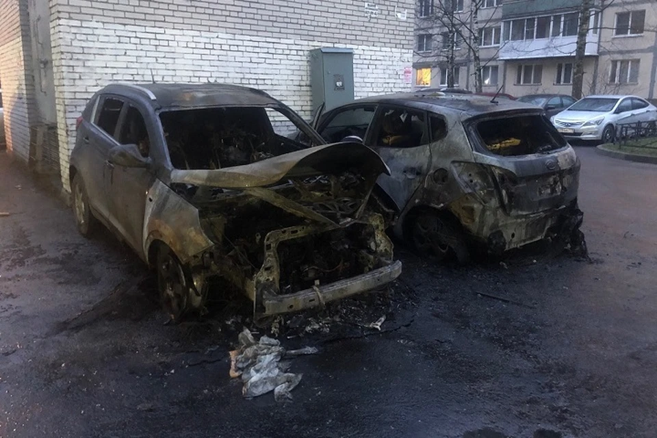 Машина лидера фанатов "Зенита" сильно пострадала от огня. Страховки КАСКО у него не было. Фото: vk.com/makasin1980
