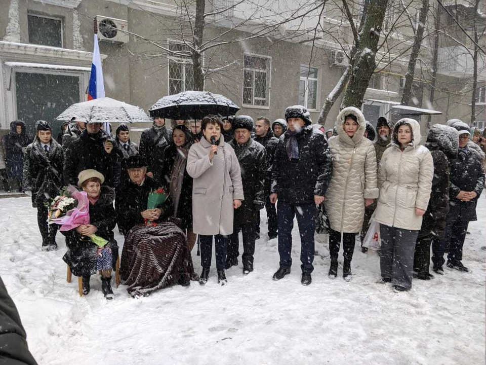 Петр Никитин наблюдал за парадом вместе со своей 92-летней супругой Изабеллой Мерсовой. Фото: 1Rnd.ru