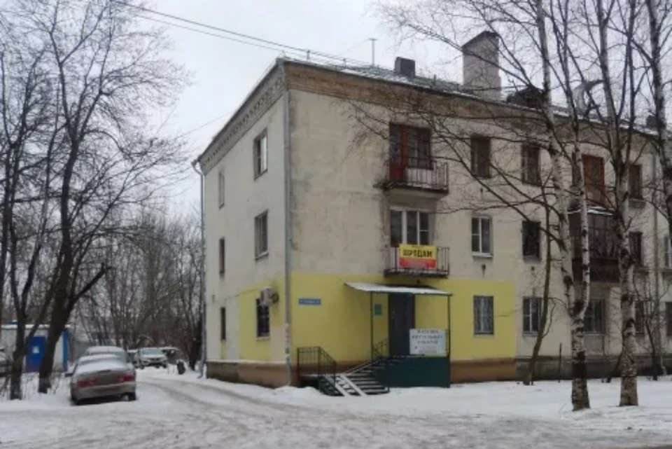 Жители дома просят суд избавить их от вида гробов. ФОТО: уполномоченный по правам человека в Ярославской области