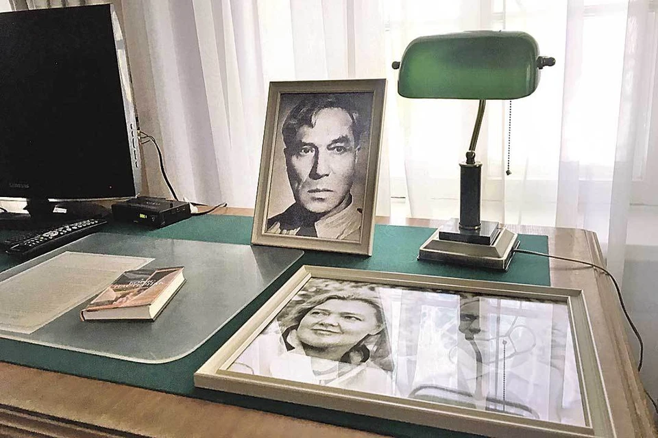 На столе в номере портрет поэта. Распечатка стихотворения про усадьбу, написанного здесь. Фото поэта с подругой Ольгой Ивинской.
