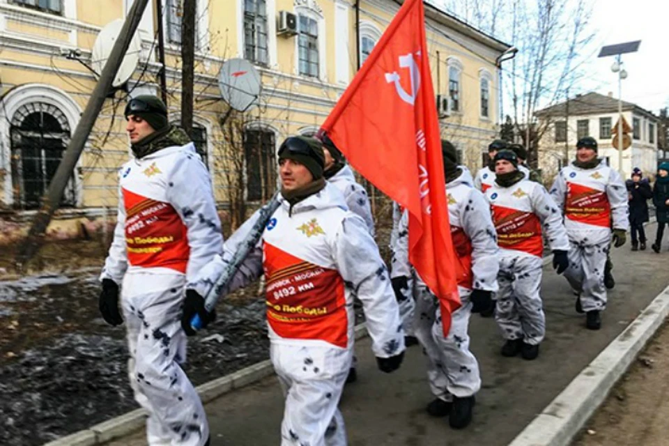 Военные, идущие на лыжах из Хабаровска в Москву, возложили цветы к мемориалу в Нерчинске