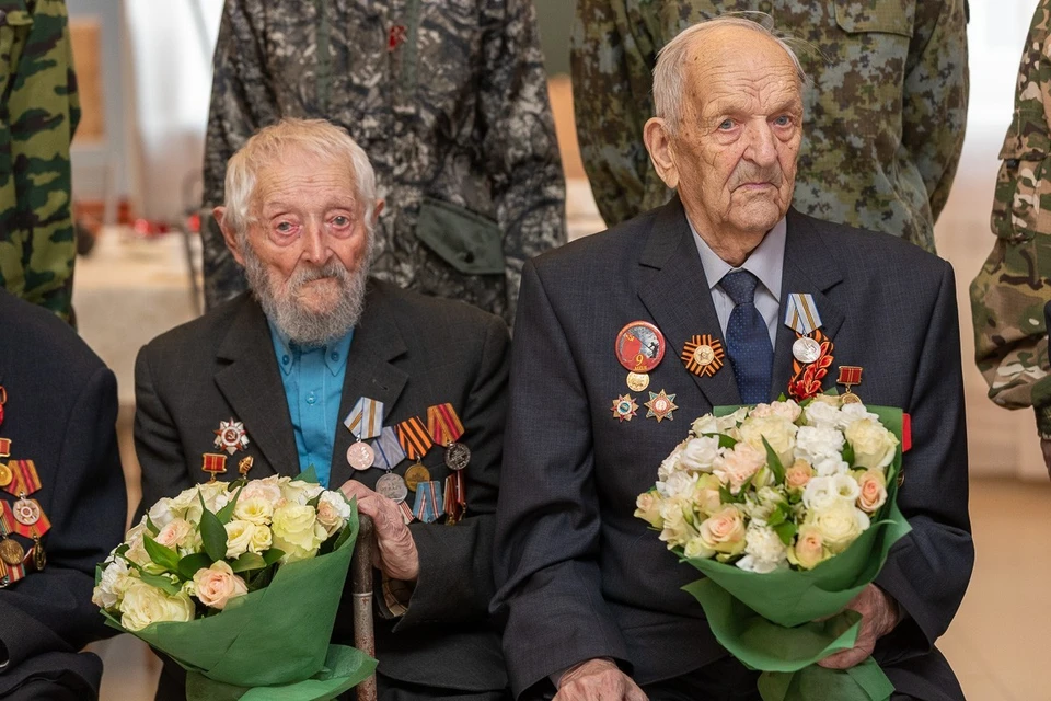 Ветераны получили юбилейные медали и подарки.
