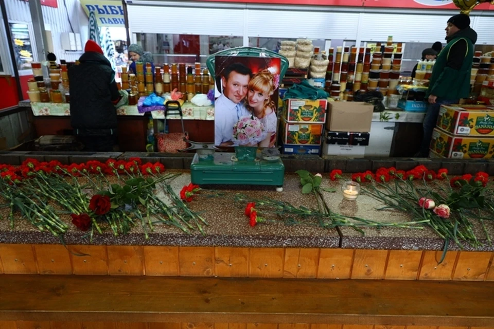 Калининградцы несут цветы к месту, где работали погибшие предприниматели.