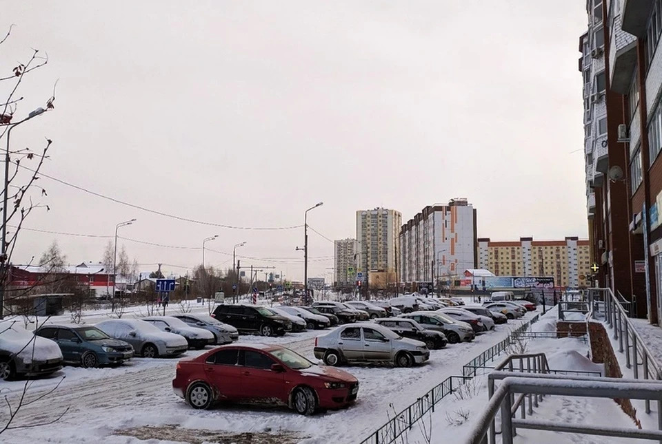 Припаркованные тюменцами авто мешают дорожникам чистить снег.