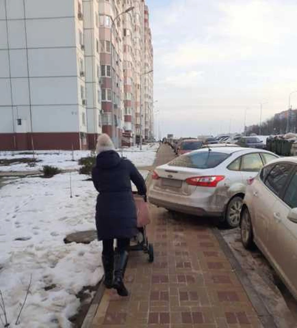 Припаркованная машина помешала женщине с коляской. Фото: соцсети