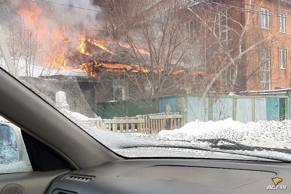 В Калининском районе загорелся дом, где было четверо детей.
