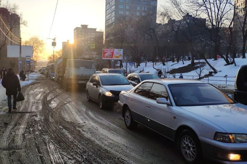 Второй день подряд во Владивостоке транспортный коллапс