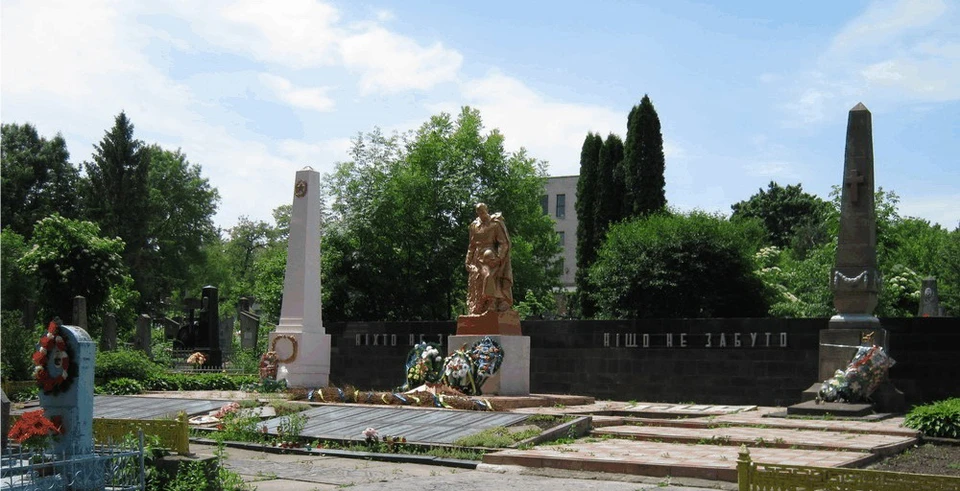 Полковник Александр Богданов похоронен на городском кладбище в братской могиле советских воинов в городе Чертков на Украине.