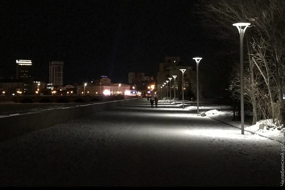 Фонари красивые, но почему вокруг них такая темнота. Фото: Лев Владов.