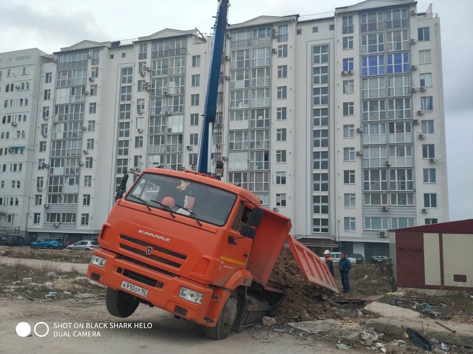 Камаз провалился под землю