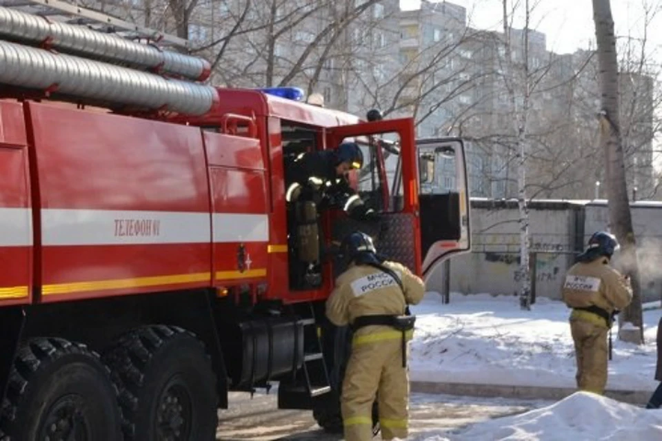 Спасенного из пожара мужчину Хабаровском крае привезли в больницу с ожогами