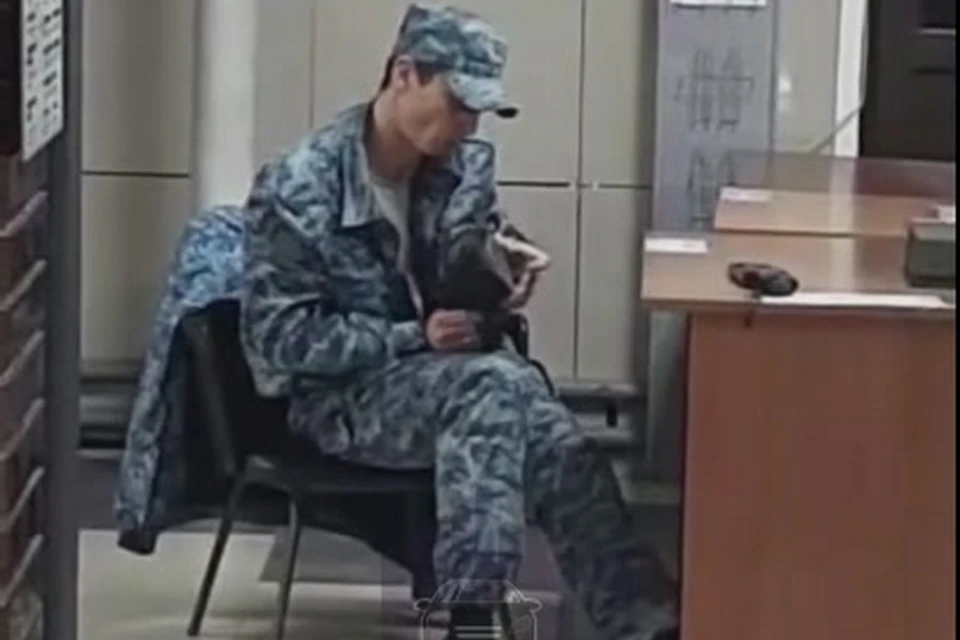 В Красноярске охранник автовокзала долго рассматривал ботинок: уволили. Стоп-кадр видео