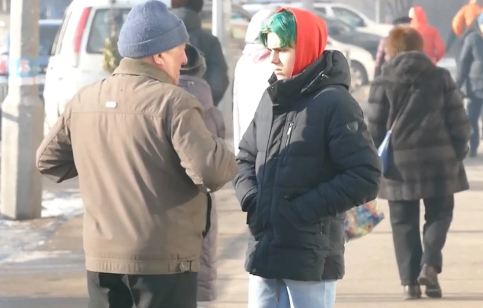 Прохожие в Красноярске не помогли просящему помощи подростку. Фото: стоп-кадр видео группы «Поиск пропавших детей – Красноярск».