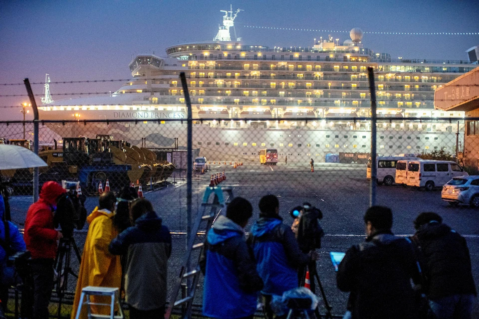 Этот круизный лайнер уже свыше 20 дней стоит на якоре в порту Иокогамы