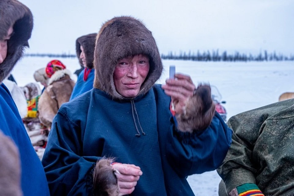 Ямальским оленеводам выдают флешкарты с полезной информацией Фото: mo-yamal.ru