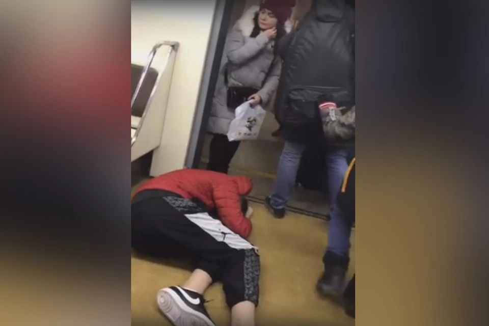Пранкер мешал пассажирам, распластавшись на полу в вагоне метро.