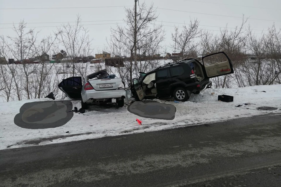 В аварии погибли три человека, двое госпитализированы.