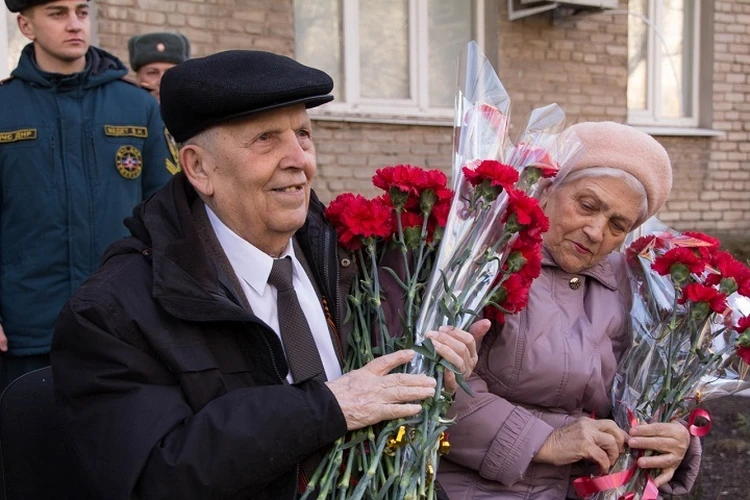 В Донецке провели Парад для одного ветерана в день его рождения