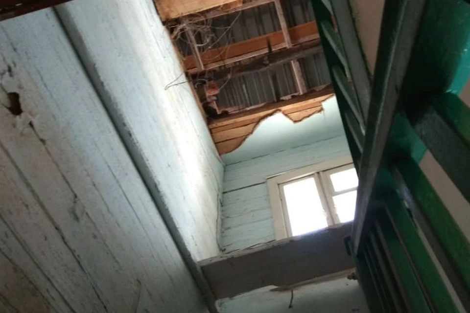 Потолок обрушился в жилом деревянном доме в Киренском районе. Фото: ГУ МЧС России по Иркутской области.
