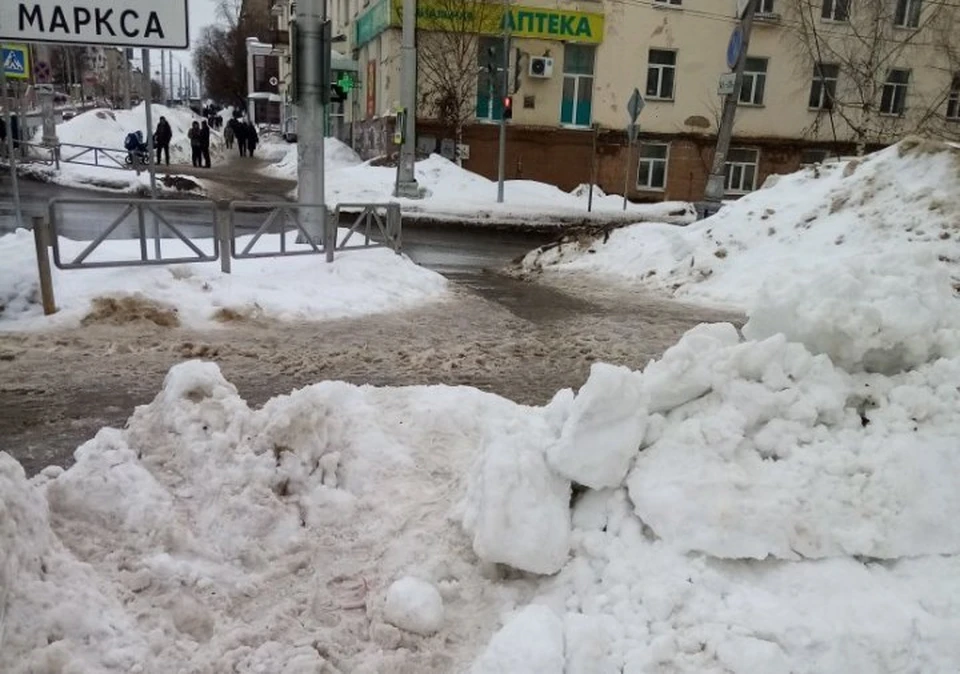 Фото засыпанной снегом дороги в Березниках.