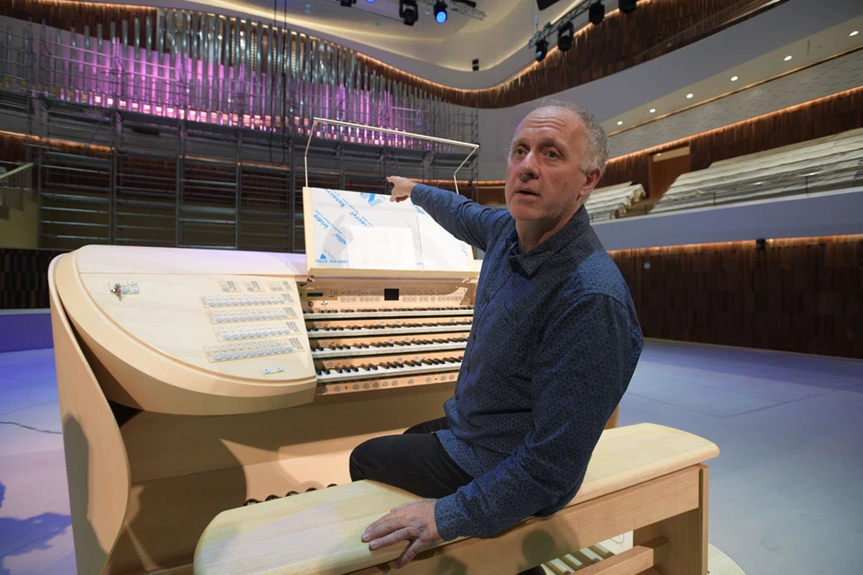 Генеральный директор органостроительной фирмы Muhleisen Патрик Арманд во время установки органа в концертном зале «Зарядье».