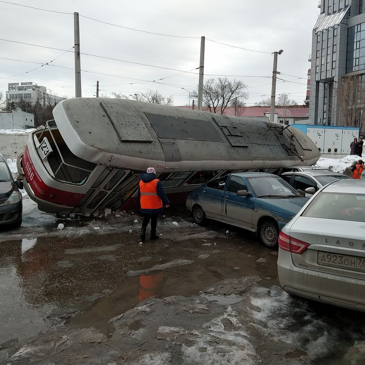 В Самаре сошедший с рельсов трамвай упал на припаркованные автомобили -  KP.RU