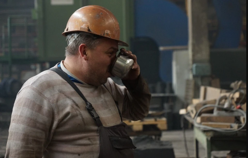 Работник завода в перерыве пьёт чай