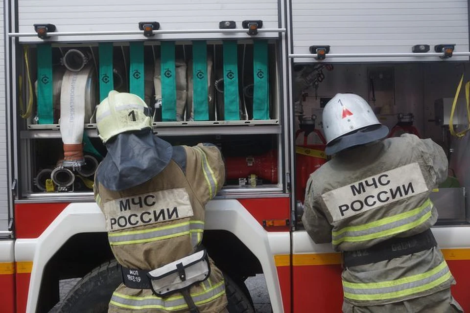 Пожарные спасли маму с ребенком из горящего дома.