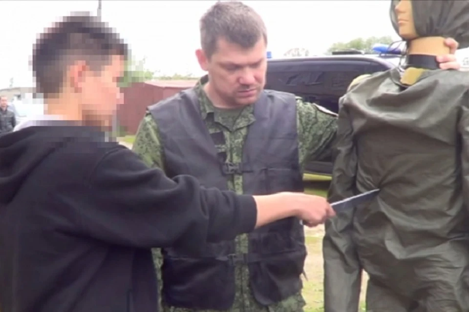 Одна из подростков во время следственного эксперимента показала, как она била ножом потерпевшего. Фото: СУ СКР Марий Эл