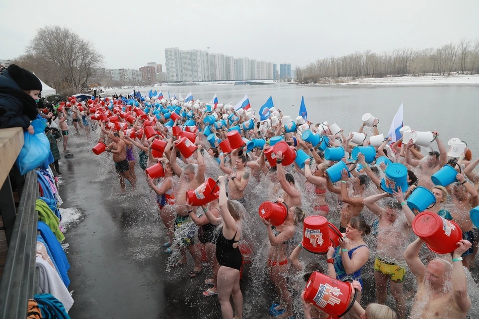 В Красноярске установили новый рекорд России по массовому обливанию водой