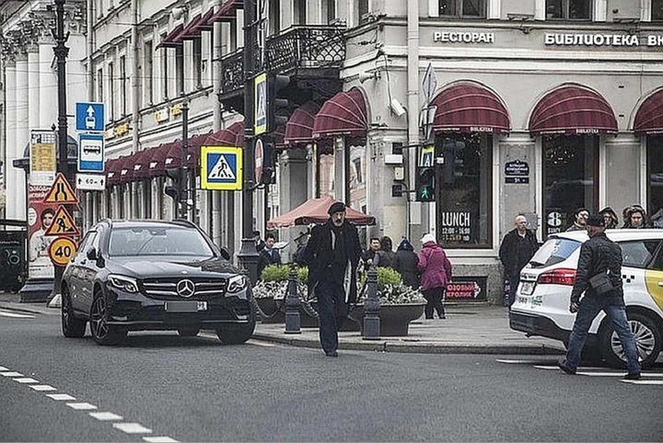 Неправильно припаркованное авто Михаила Боярского неоднократно замечали на Невском проспекте. Фото: t.me/Megapolisonline