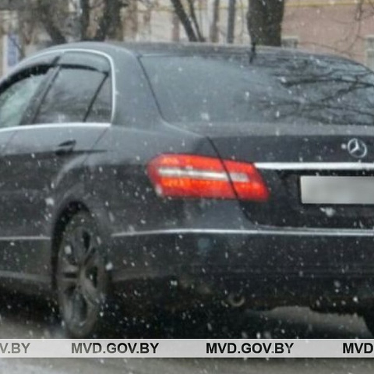 Пока хозяин Mercedes-Benz вышел в туалет на заправке, 22-летний покупатель угнал  машину - KP.RU