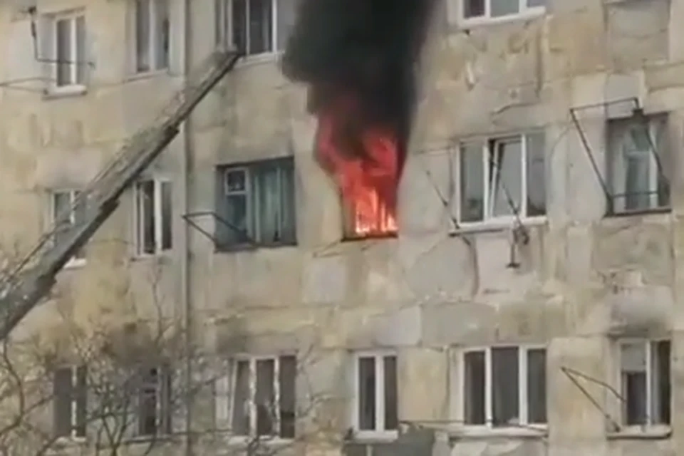 Огонь охватил одну из квартир многоэтажки