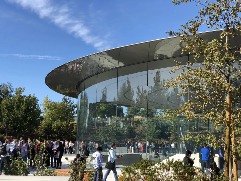 Руководство компании Apple предложило перейти на удалённую работу всем 12 тысячам своих сотрудников в штаб-квартире в Купертино из-за угрозы распространения коронавируса в штате Калифорния