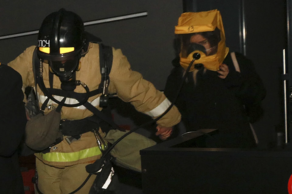 Звеном газодымозащитной службы с помощью масок самоспасатель по лестничным маршам спасены пять человек.