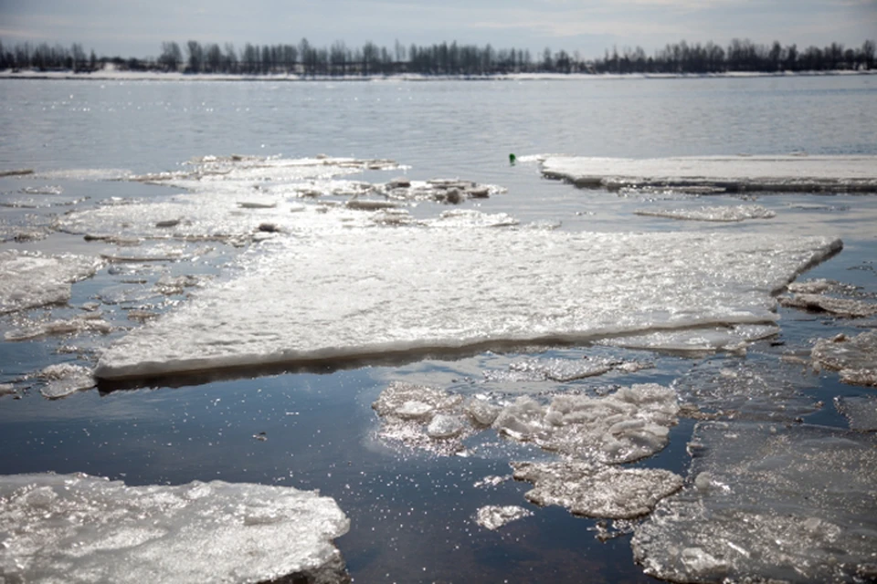 Нижегородские рыбаки спасли девочку с отколовшейся от берега льдины