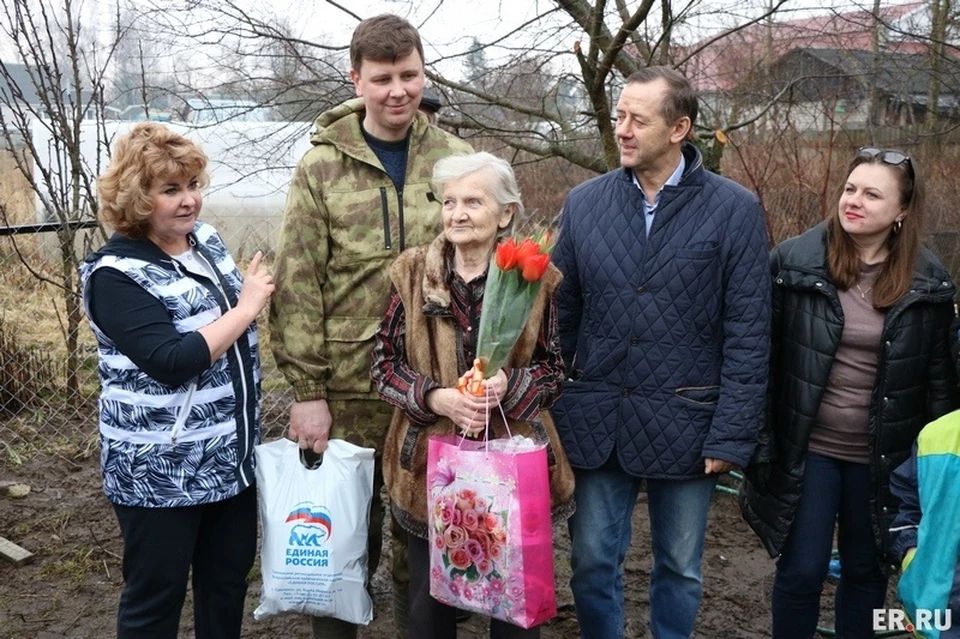 Активисты побывали в гостях у жительниц Смоленского района. Фото: smolensk.er.ru.