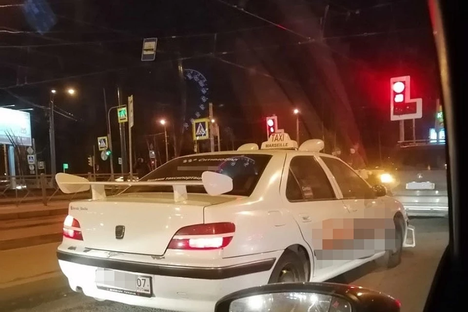 Такси как из фильма заметили на улице Колантай. Фото: vk.com/spb_today_unpublished