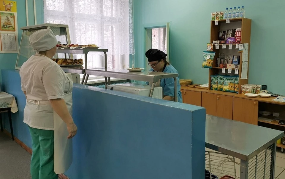В школе есть только небольшой буфет.
