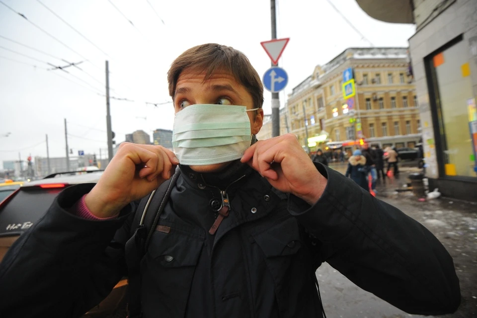 Медики рекомендуют носить на улицах маски