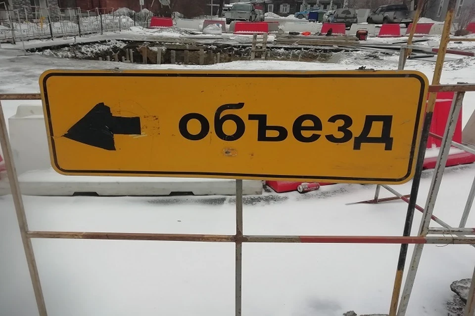 Грузовик, следовавший в Нефтеюганск, снес машины на трассе. Фото: Савинов Руслан.