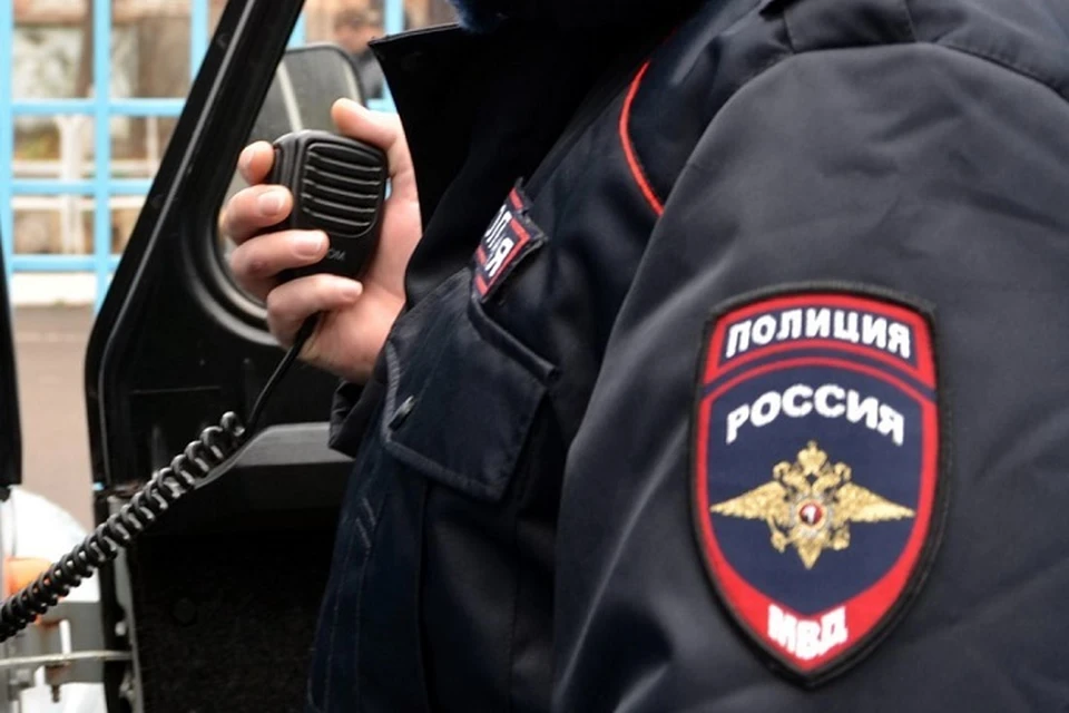 Вартовчанина с подозрительным содержимым кармана задержали полицейские. Фото полиции Нижневартовска.